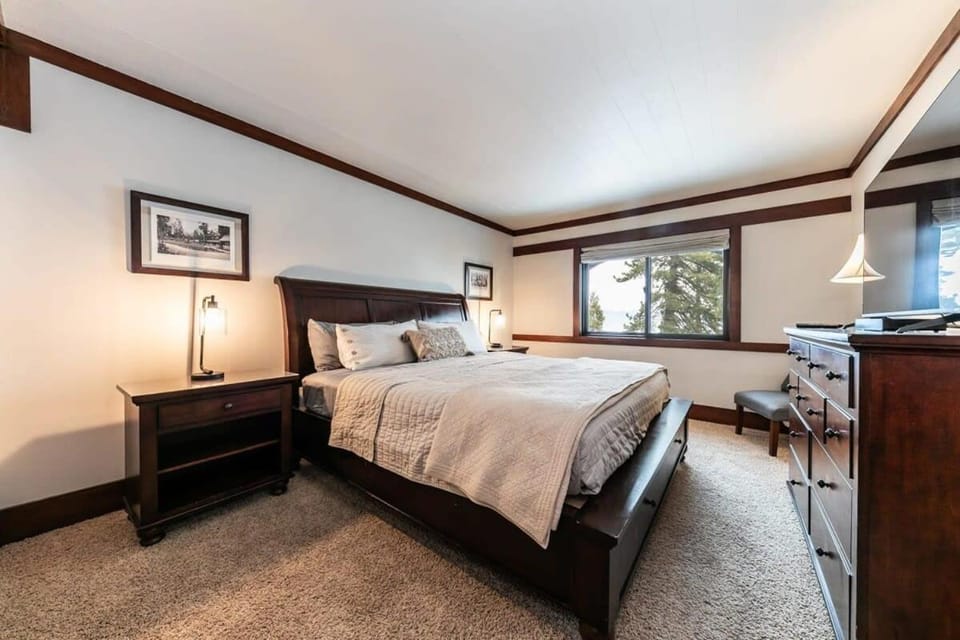 4BD Lakeside Retreat with Views House in Tahoe City
