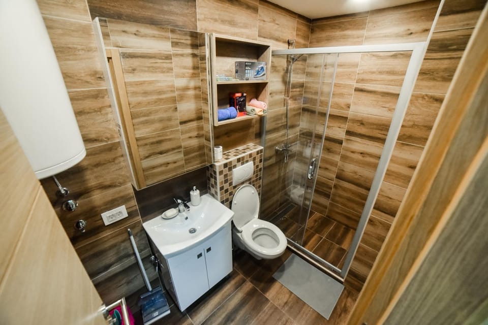 Shower, Toilet