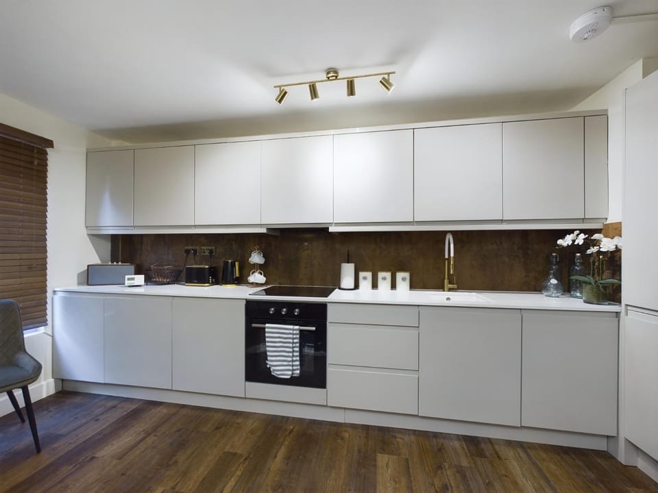 Coffee/tea facilities, Kitchen or kitchenette, stove, kitchen