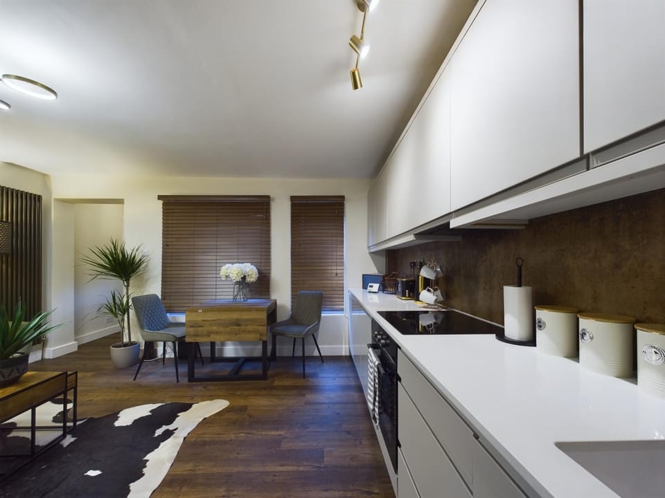 Kitchen or kitchenette, Dining area, oven, stove