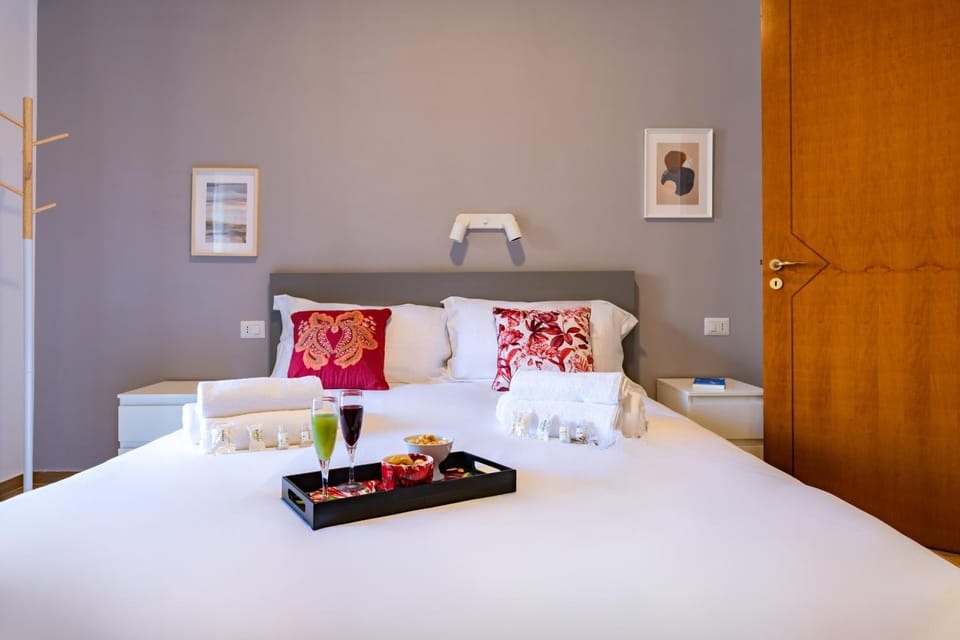 Bed, Photo of the whole room, Bedroom, towels