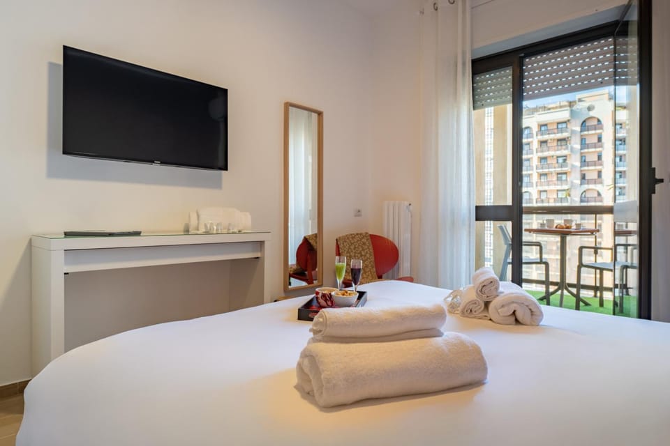 Bed, TV and multimedia, Bedroom, City view