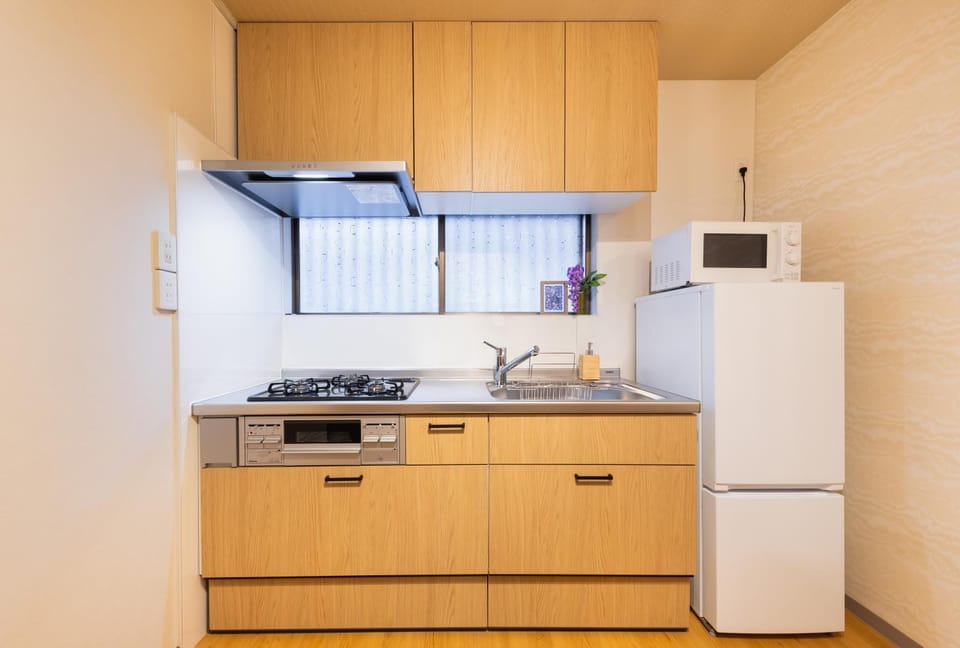 Kitchen or kitchenette, minibar