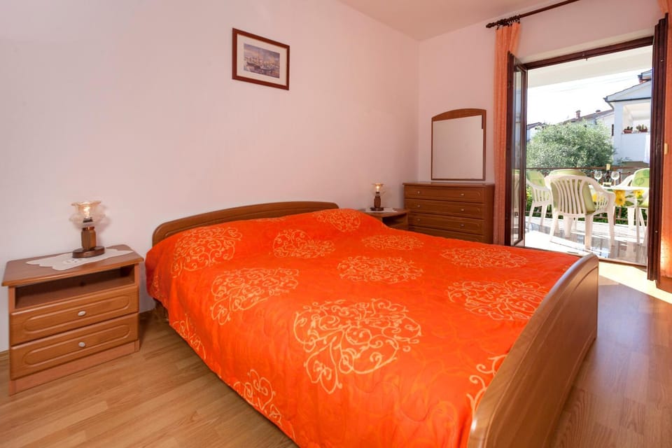 Bed, Bedroom, Garden view