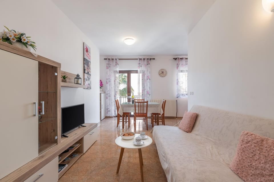 Communal lounge/ TV room, Living room, Seating area