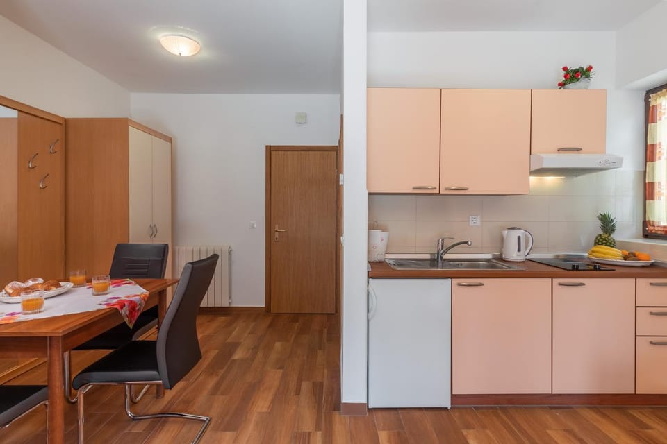 Dining area, Communal kitchen
