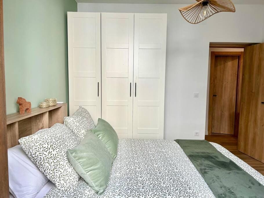 Bed, Photo of the whole room, Bedroom, wardrobe