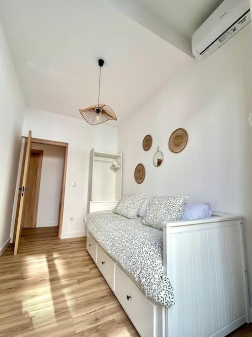 Bed, Photo of the whole room, Bedroom, air conditioner