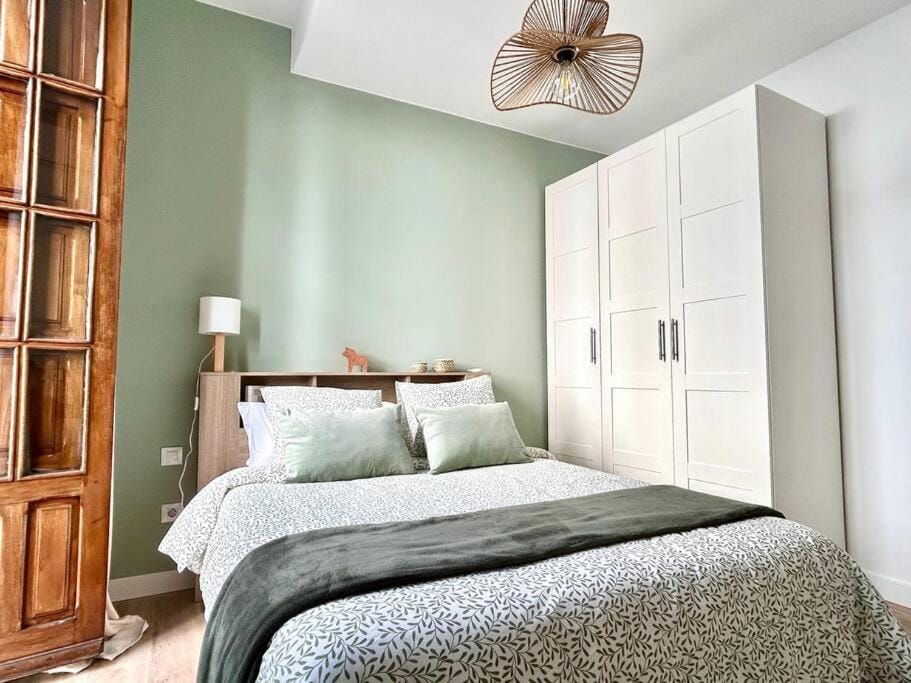 Bed, Photo of the whole room, Bedroom, wardrobe