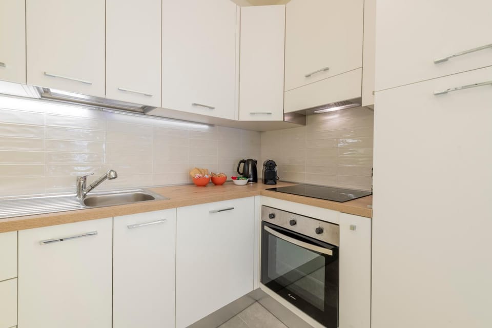 Coffee/tea facilities, Kitchen or kitchenette, stove