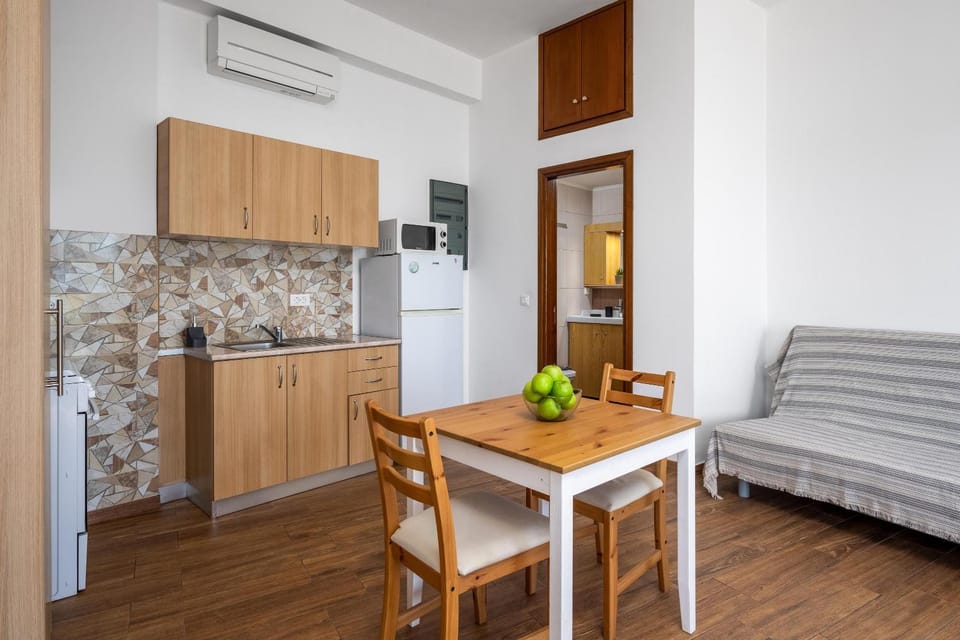 Kitchen or kitchenette, Seating area, pet friendly, air conditioner