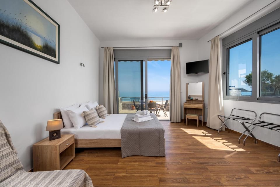 Bed, TV and multimedia, View (from property/room), Balcony/Terrace, Photo of the whole room, Seating area