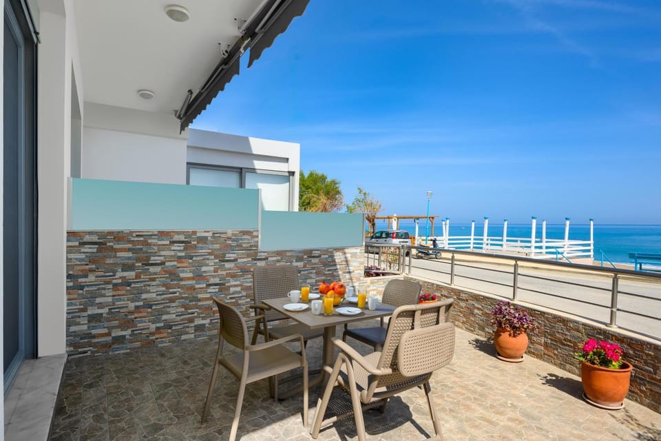 View (from property/room), Balcony/Terrace, Seating area, Sea view