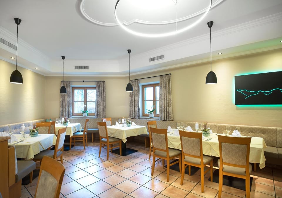 Restaurant/places to eat, Dining area