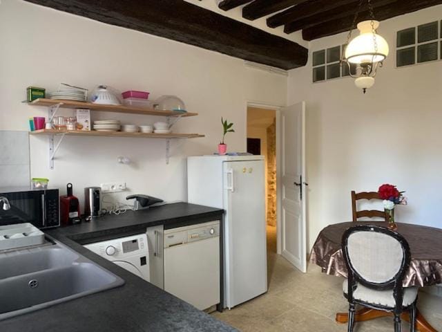 Kitchen or kitchenette, Dining area, dishwasher, minibar, pet friendly, stove