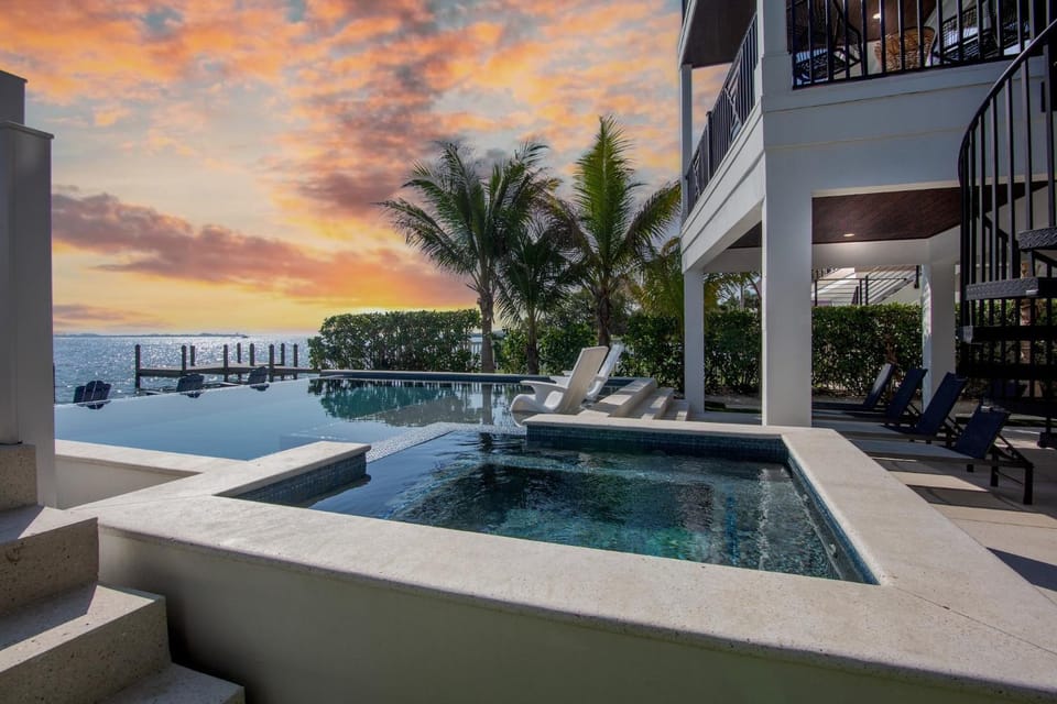 Property building, Hot Tub, Balcony/Terrace, Sea view, Swimming pool, Sunset