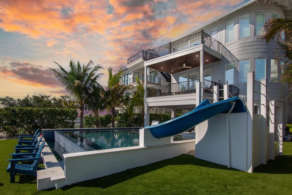 Property building, Natural landscape, Garden, Balcony/Terrace, Aqua park, Swimming pool, Sunset