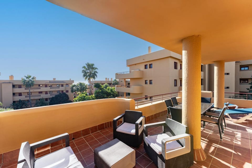 Property building, Balcony/Terrace, Living room