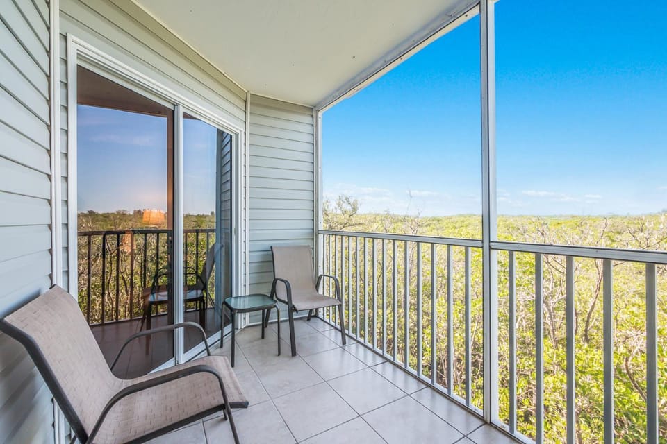 Sandy Pointe Apartment in Holmes Beach