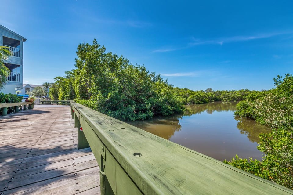 Sandy Pointe Apartment in Holmes Beach