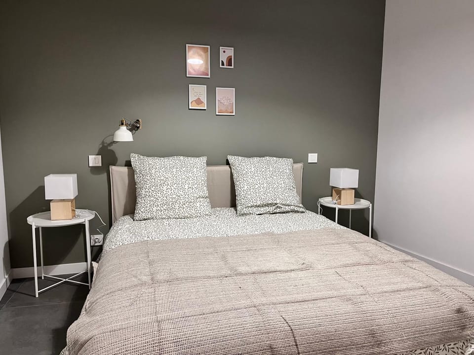 Bed, Photo of the whole room, Bedroom