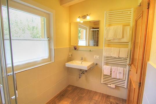 Shower, Toilet, Bathroom, internet, towels