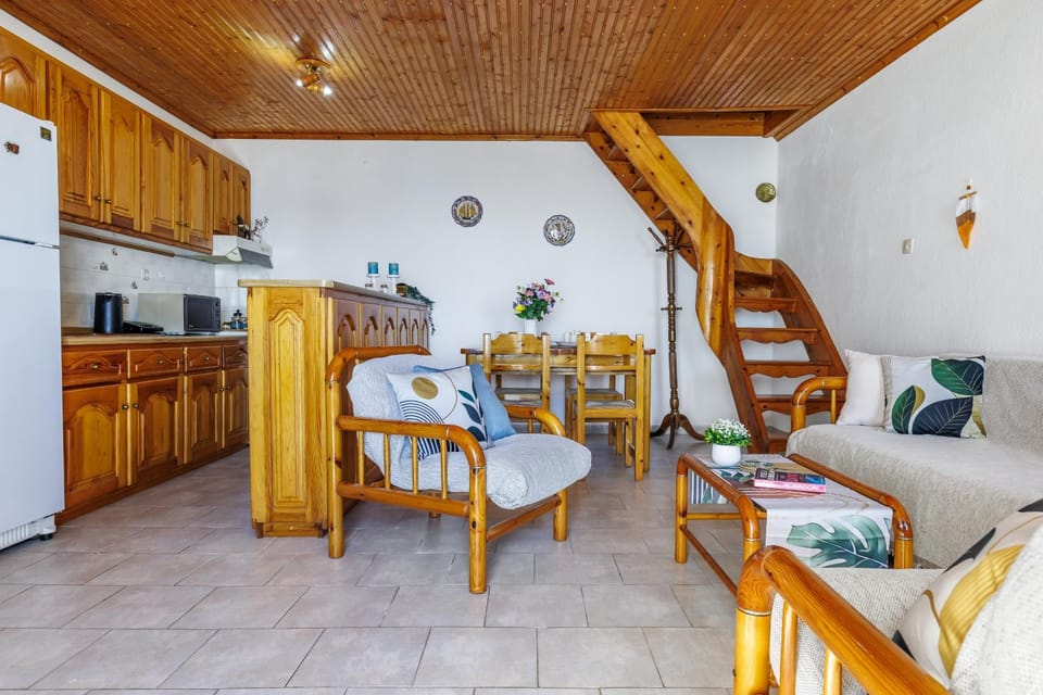 Kitchen or kitchenette, Seating area, Dining area