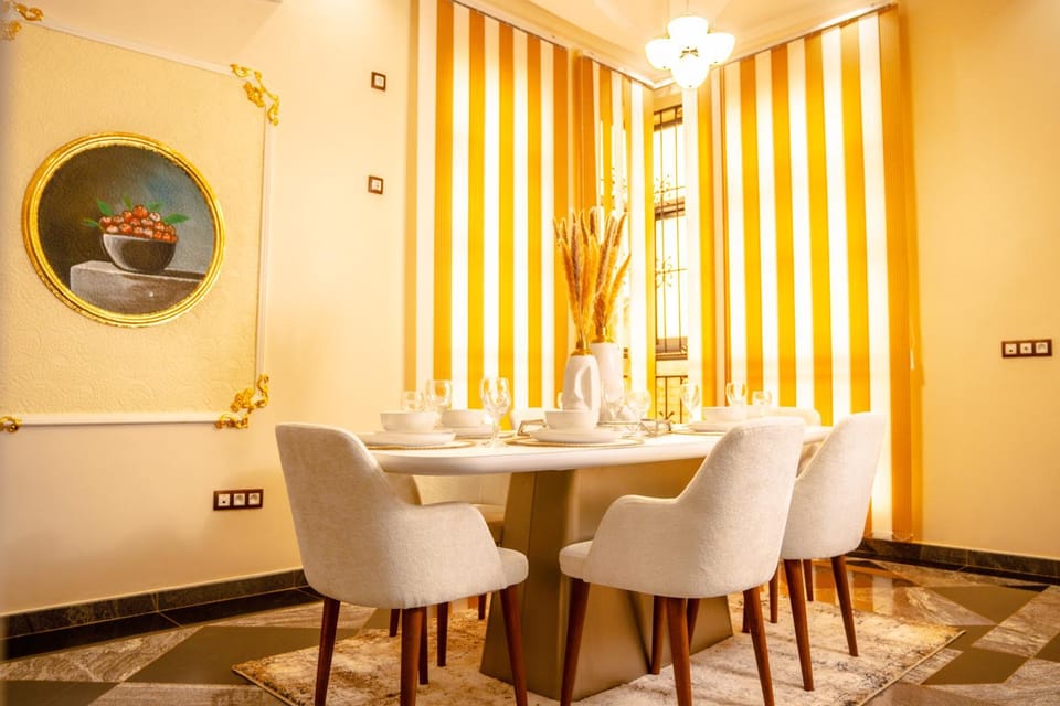 Lounge or bar, Dining area, Meals