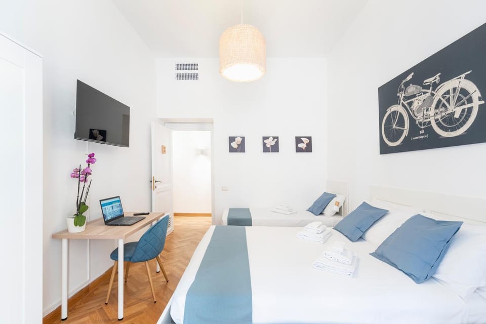Bed, TV and multimedia, Photo of the whole room, Bedroom