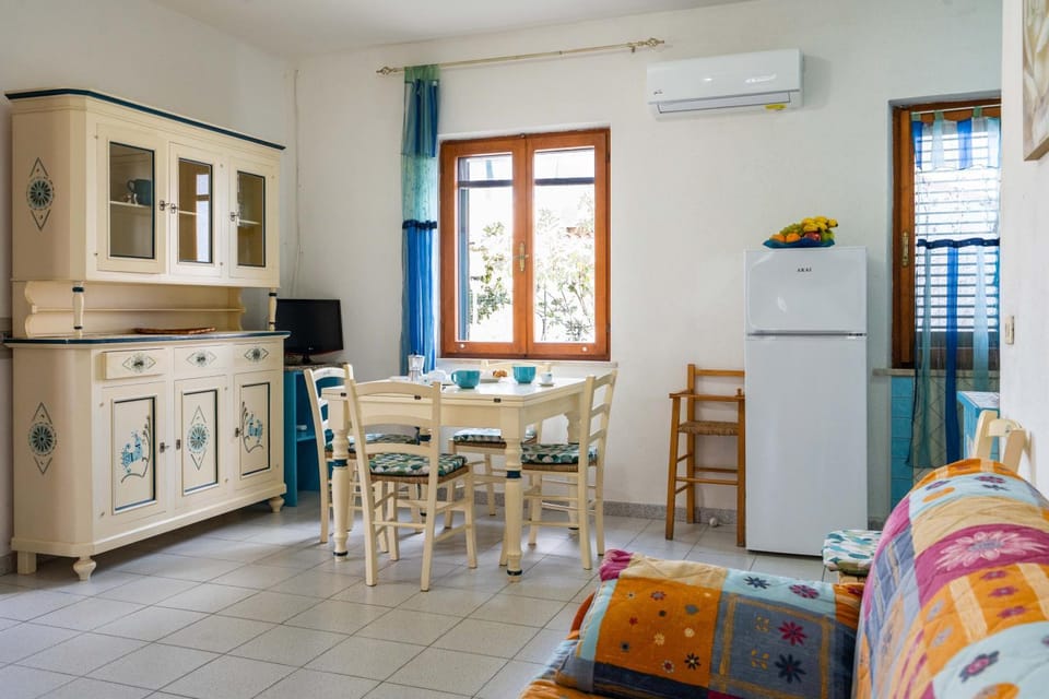 Living room, Dining area, air conditioner