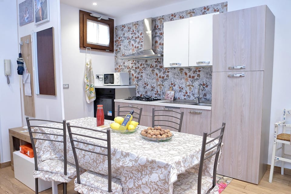 Coffee/tea facilities, Kitchen or kitchenette, Dining area, oven, stove, toaster