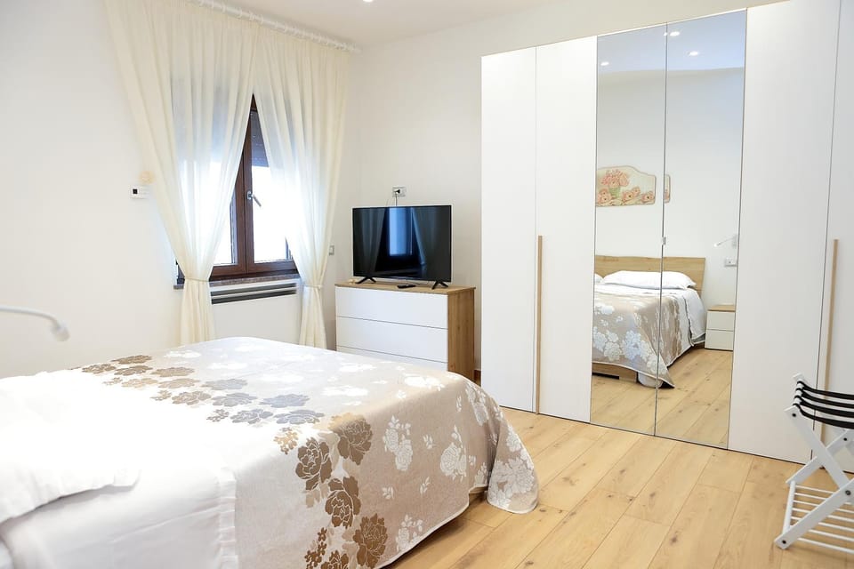 Bed, TV and multimedia, Photo of the whole room, Bedroom, wardrobe