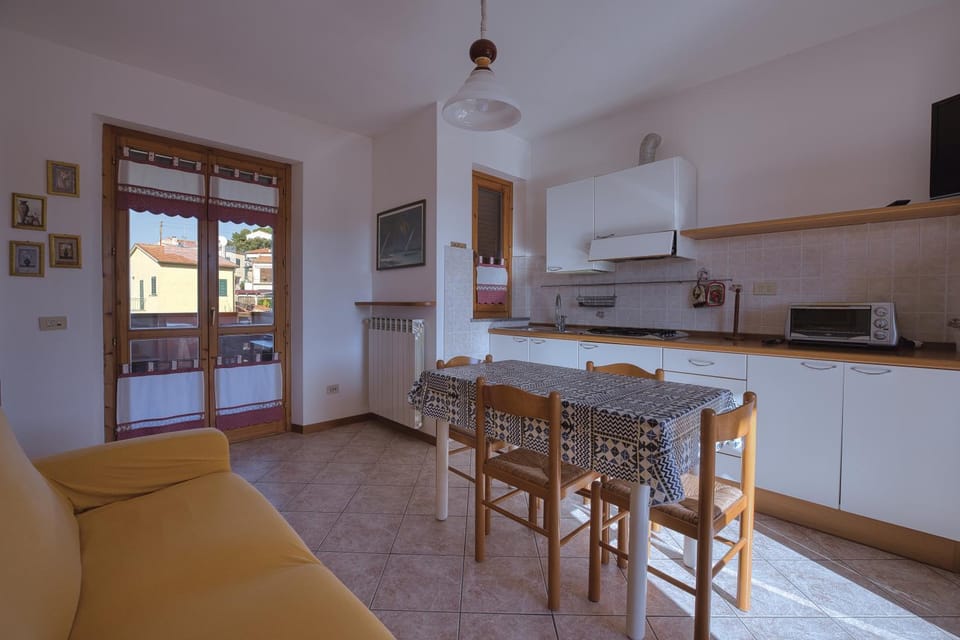 Kitchen or kitchenette, Dining area, minibar, stove