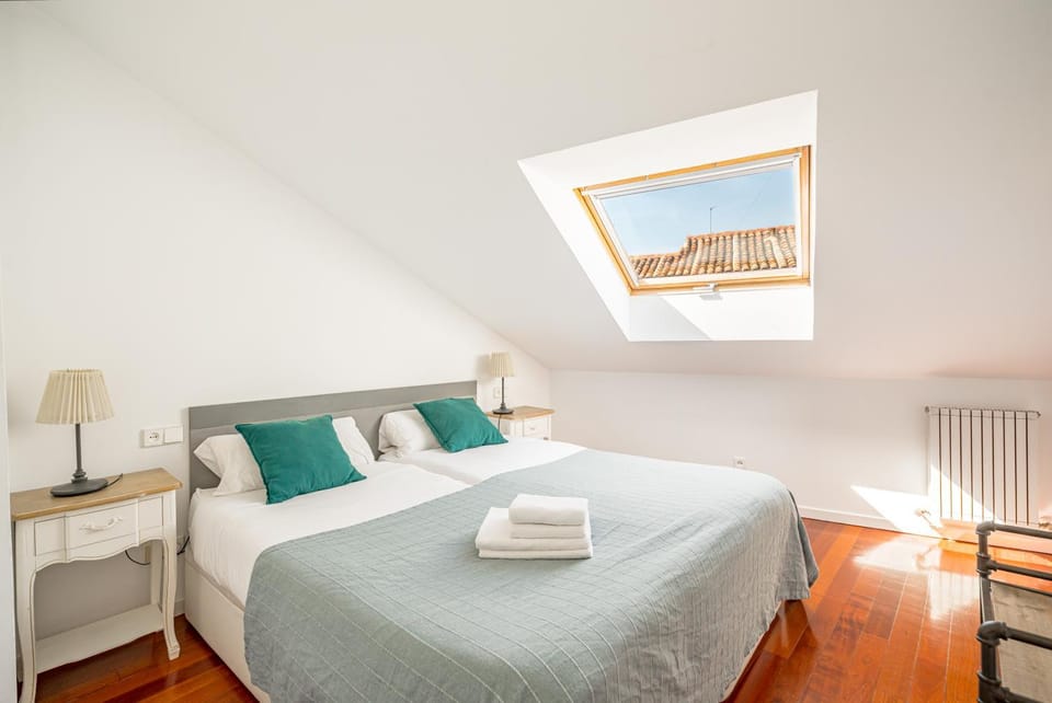 Bed, View (from property/room), Bedroom, City view, Landmark view, towels