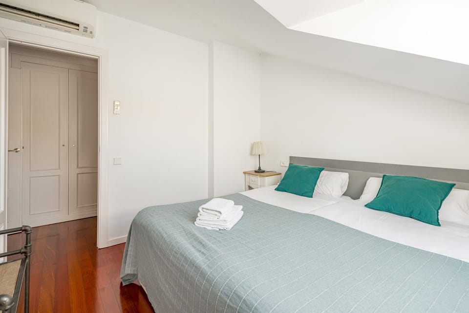 Bed, Bedroom, towels, air conditioner