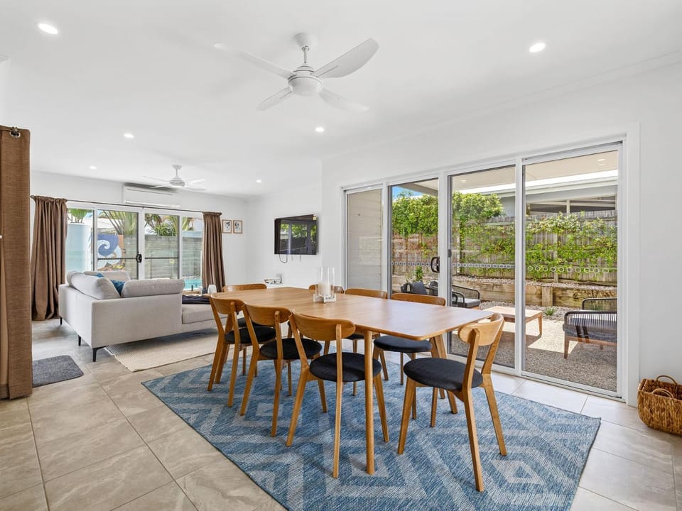 TV and multimedia, Living room, Seating area, Dining area
