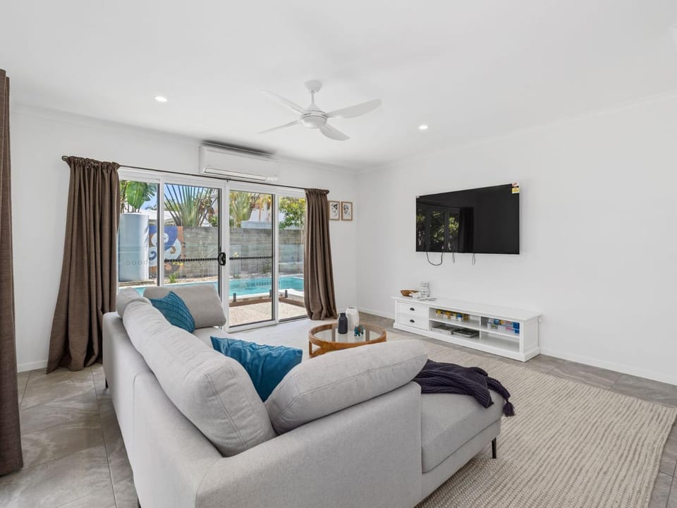 TV and multimedia, Living room, Seating area, Evening entertainment