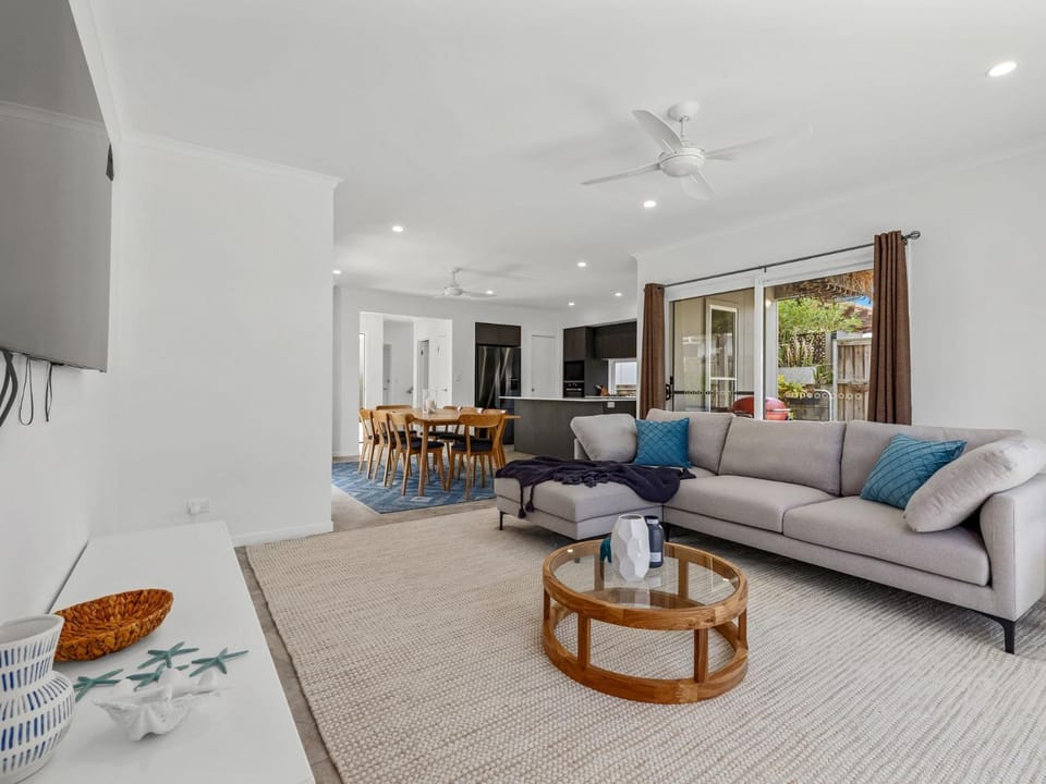 TV and multimedia, Living room, Seating area, Dining area, Evening entertainment