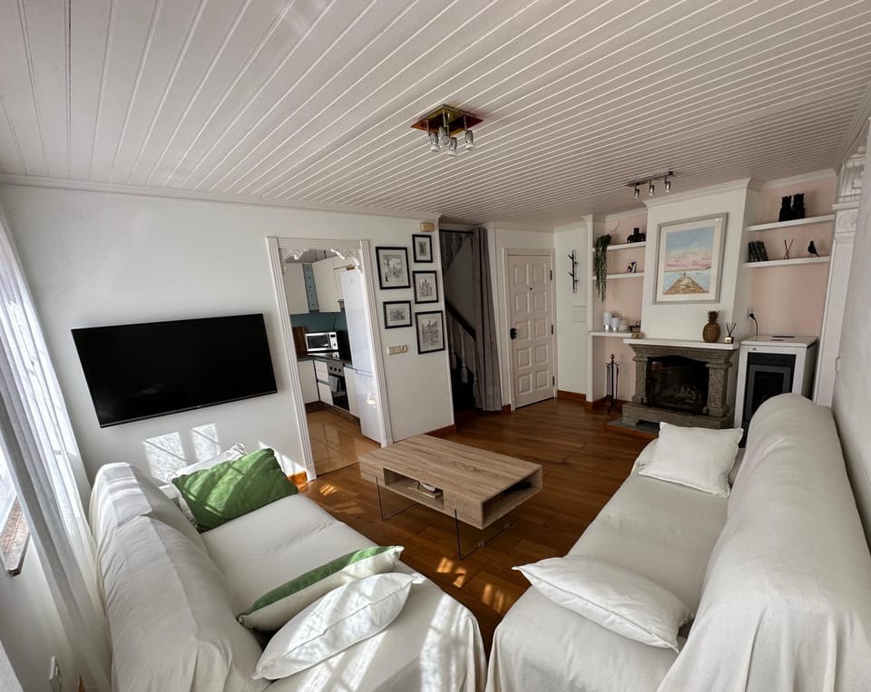 Communal lounge/ TV room, TV and multimedia, Kitchen or kitchenette, Living room, Seating area, Evening entertainment, flat iron