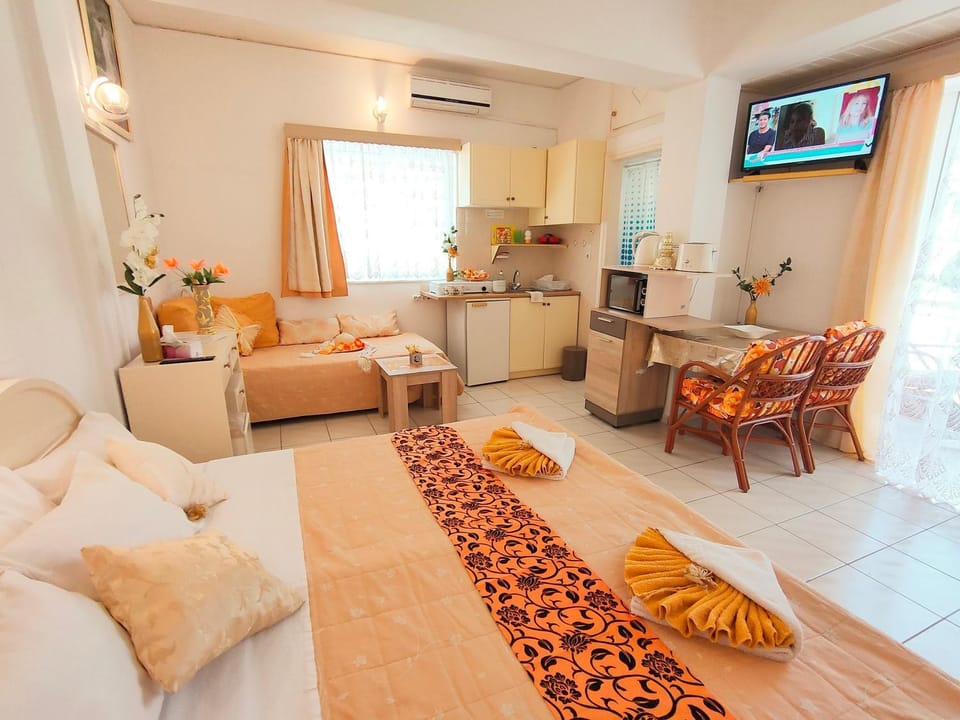 Communal lounge/ TV room, Bed, TV and multimedia, Living room, Photo of the whole room, Seating area, Evening entertainment, Bedroom, air conditioner