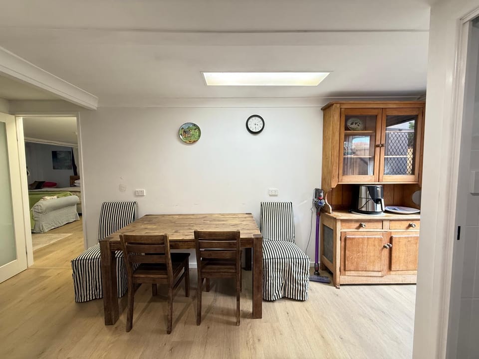 Zen Escape Guest House " Location 1" - Three listings - Romantic Escape, Cozy Delight, Bed and Breakfast in Brisbane