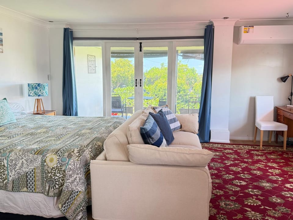 Zen Escape Guest House " Location 1" - Three listings - Romantic Escape, Cozy Delight, Bed and Breakfast in Brisbane