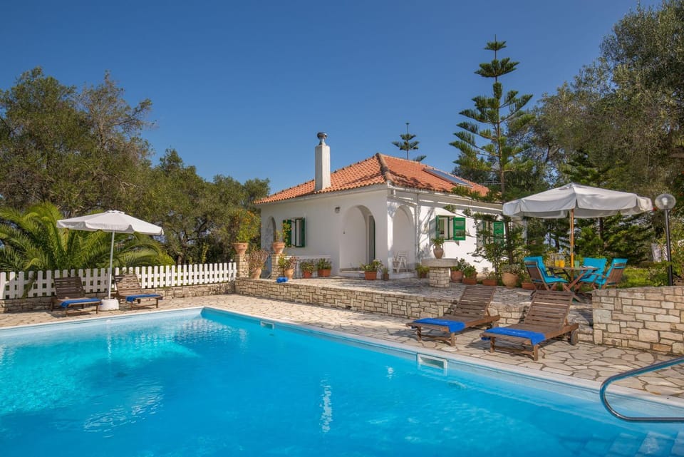 Property building, Patio, Day, Garden, Garden view, Pool view, Area and facilities, Swimming pool, sunbed