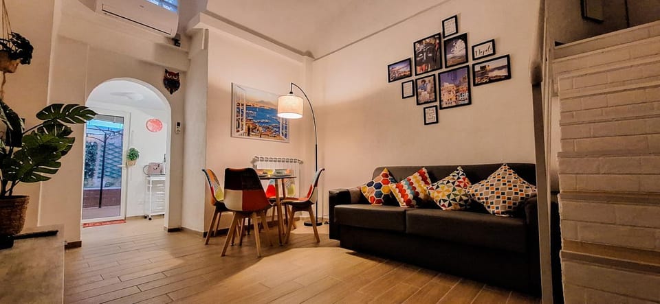 Living room, Seating area, internet, internet