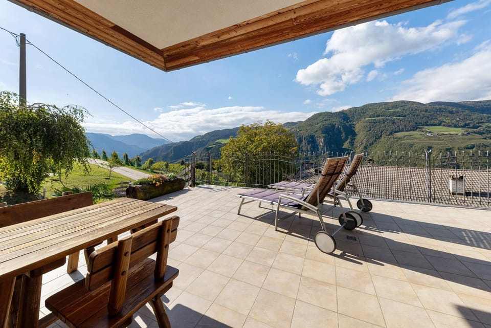 Property building, Balcony/Terrace, Living room