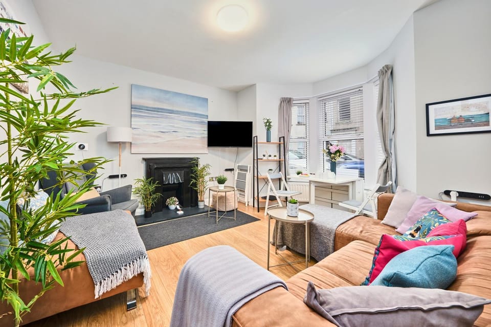 TV and multimedia, Living room, Seating area, Dining area, Evening entertainment