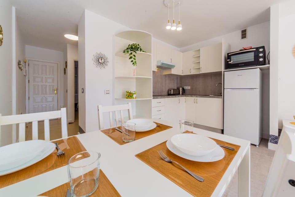Kitchen or kitchenette, Dining area, pet friendly, stove, toaster