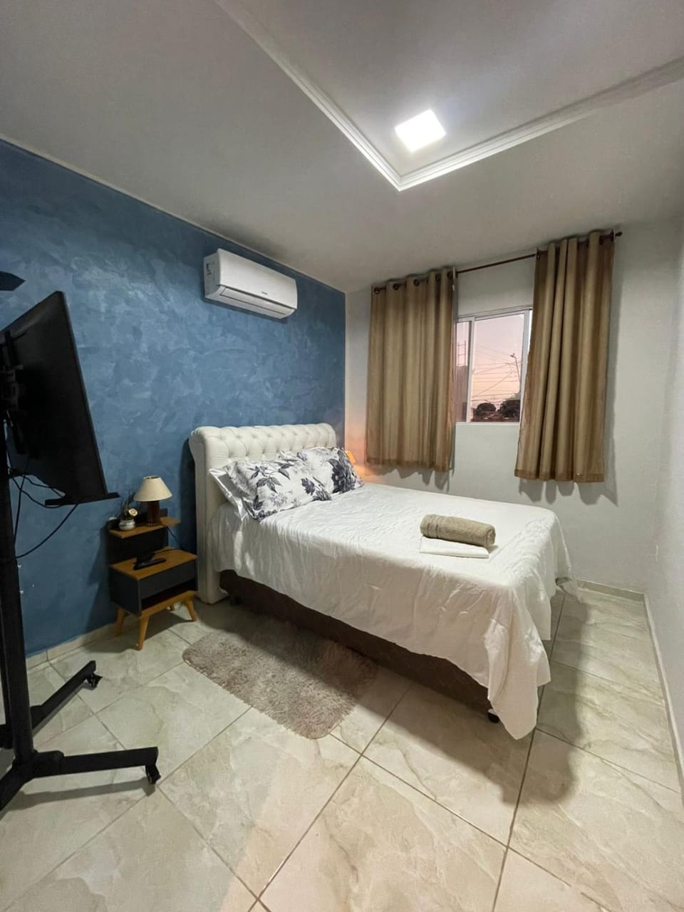 Bed, TV and multimedia, Bedroom, towels, air conditioner