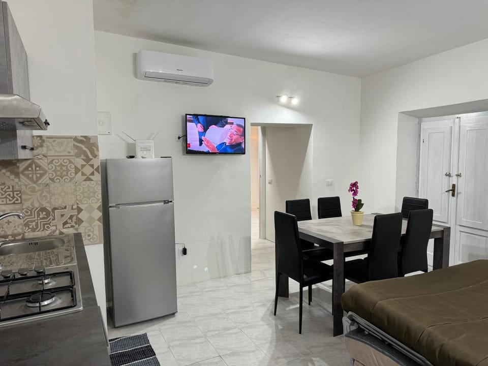 Communal lounge/ TV room, TV and multimedia, Kitchen or kitchenette, Living room, Seating area, Dining area, pet friendly, stove, air conditioner
