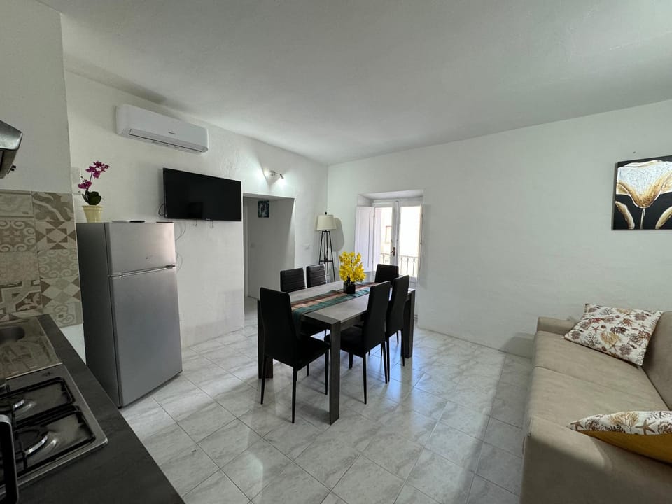 TV and multimedia, Kitchen or kitchenette, Living room, Seating area, Dining area, minibar, pet friendly, air conditioner